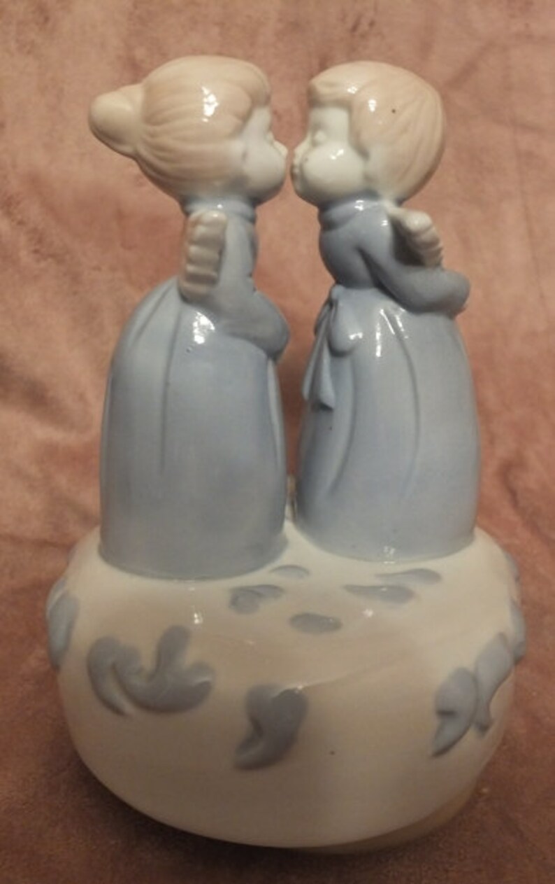 Kissing Angels Boy /& Girl Angel Musical Figurine Vintage 1982 Mann Music Box