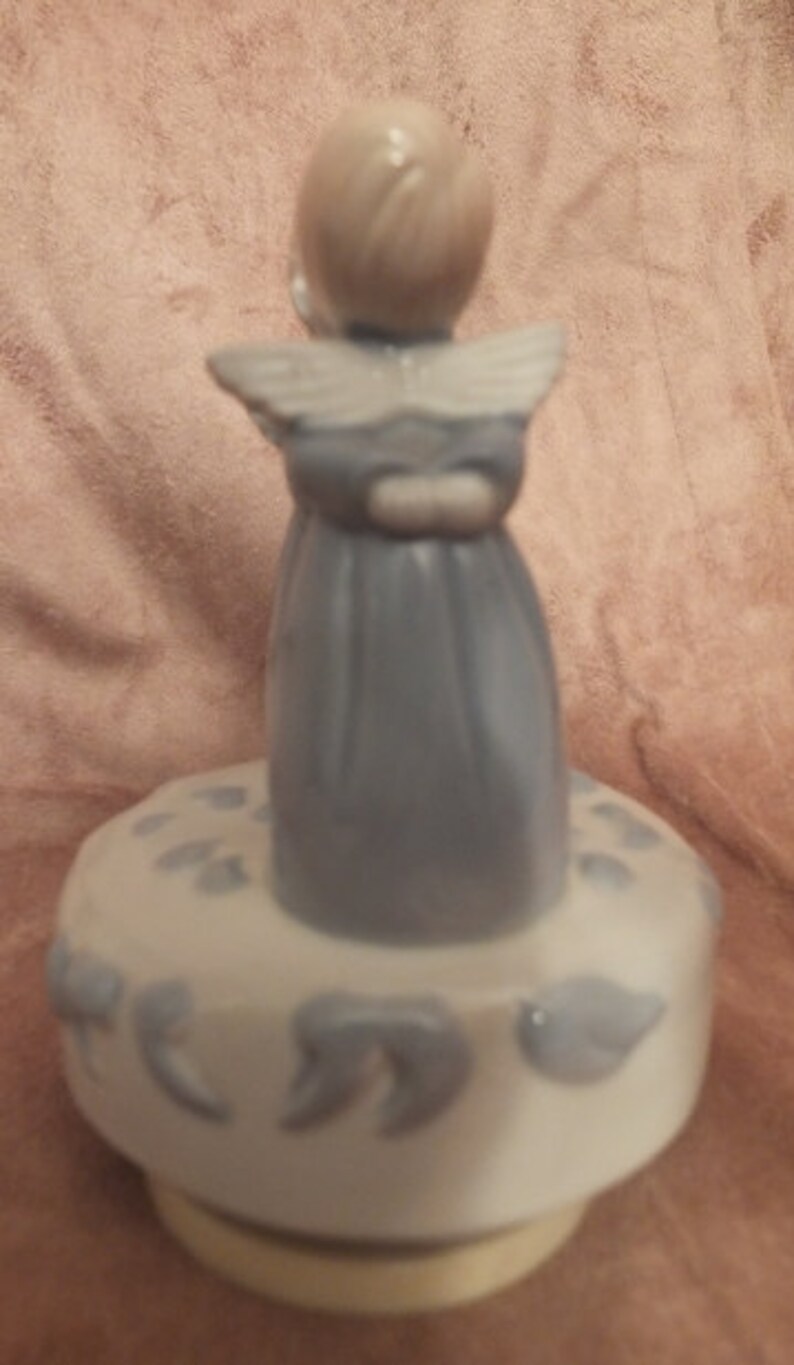 Kissing Angels Boy /& Girl Angel Musical Figurine Vintage 1982 Mann Music Box