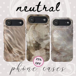 Pode incluir: São apresentadas três capas de telefone com designs neutros. As capas apresentam uma variedade de texturas e padrões em tons de bege, castanho e branco. A palavra "neutral" está escrita em itálico no topo e "phone cases" na parte inferior.