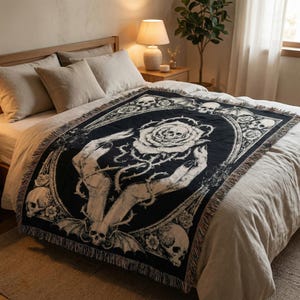 Donkerromantisch gotisch tapijtdeken, Skull Rose vintage, gotisch geweven deken afbeelding 4