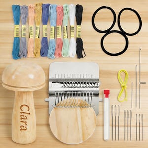 Puede incluir: Un juego de tres tazas de cerámica con un acabado mate moteado. Cada taza presenta un color diferente: azul claro, crema y gris. Las tazas tienen un diseño simple y moderno y un asa cómoda.