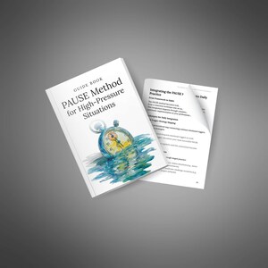 Może przedstawiać: Przewodnik zatytułowany "PAUSE Method for High-Pressure Situations" z ilustracją zegarka kieszonkowego. Książka jest otwarta na stronie z tekstem o integracji praktyki PAUSE.