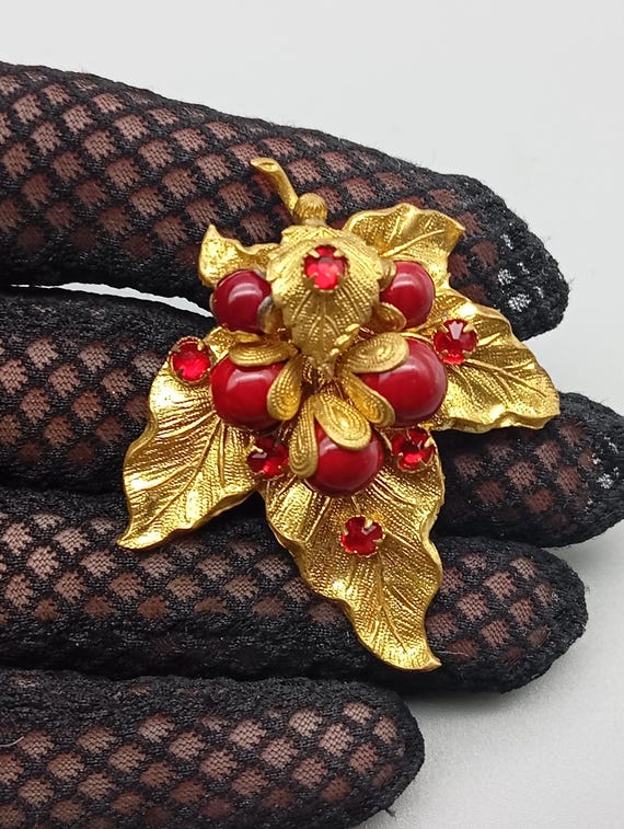 Vintage Gold Tone Leaf Brooch with Red Cabochons – Elegant Red Rhinestone Statement Brooch – Retro Costume Jewelry
