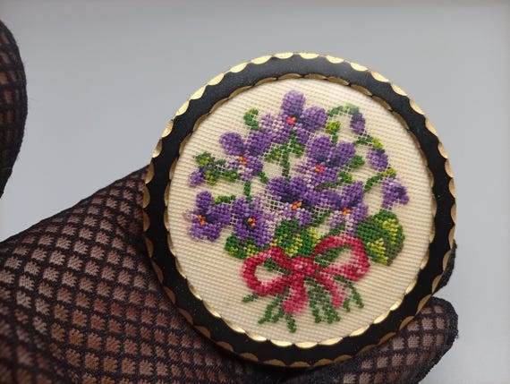 Vintage Powder Compact with Mirror – Petit Point Violet Embroidery – Gold Tone Compact Case