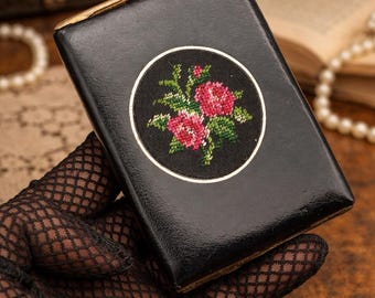 Vintage sigarettenetui met borduurwerk | Retro etui met rozenmotief | Petit Point | Accessoire uit de jaren 60 | Vintage sigarettenetui met bloemenprint