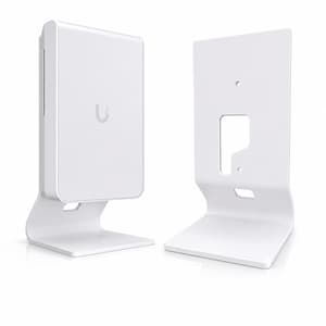 Könnte beinhalten: Ein weißer, rechteckiger WLAN-Zugangspunkt auf einem passenden weißen, L-förmigen Metallständer, neben einem identischen, leeren weißen Metallständer mit einem mittigen Ausschnitt und zwei kleinen runden Montagelöchern.