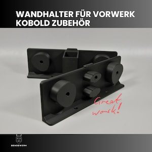 Könnte beinhalten: Schwarze Wandhalterung für Vorwerk Kobold Zubehör. Die Halterung hat mehrere kreisförmige und rechteckige Halter. Der Text "WANDHALTER FÜR VORWERK KOBOLD ZUBEHÖR" steht oben im Bild. Die Worte "Great work!" sind rot geschrieben.