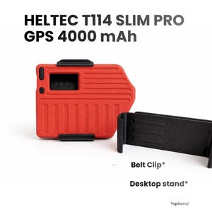 Può includere: Un dispositivo GPS HELTEC T114 SLIM PRO rosso con una clip da cintura e un supporto da scrivania neri. Il dispositivo presenta il testo "HELTEC T114 SLIM PRO GPS 4000 mAh" stampato in alto. La clip da cintura e il supporto da scrivania sono opzionali.