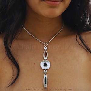 Abstraktes silbernes Choker-Halsband, Halskette für Damen, silberne Schlangenkette, Perlenhalskette, modernes Kunst-Statement-Geschenk