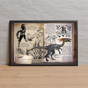 Könnte beinhalten: Gerahmtes Kunstwerk mit einer detaillierten Illustration eines Dinosauriers, Compsognathus, begleitet von Skizzen und handschriftlichen Notizen. Das Kunstwerk hat das Aussehen von gealtertem Papier und ist in einem schwarzen Rahmen gefasst. Der Dinosaurier ist in Blau-, Braun- und Gelbtönen dargestellt.