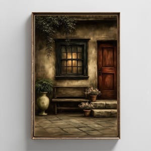 Può includere: Una stampa artistica da parete incorniciata che raffigura l'esterno di un edificio rustico scuro con una porta in legno, una finestra a più riquadri e una panca in legno. Una grande pianta in vaso a sinistra e fiori in vasi sui gradini.