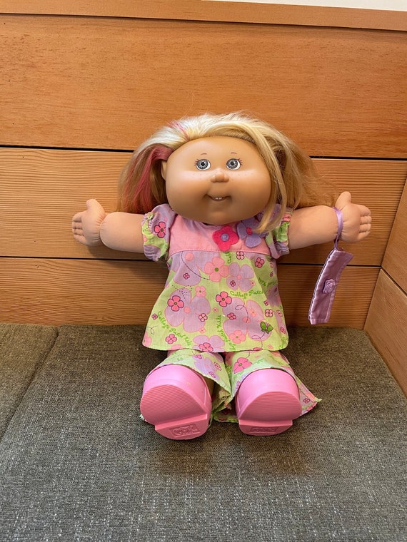 2005 Cabbage Patch Kids Blonde Pink Streak Hair Girl Doll Play