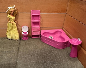 1986 Beverly Hills Doll Furniture Corner Tub, Sink, Toilet & Wicker Style Shelf Good Condition NO DOLL Minor FLAWS M T C