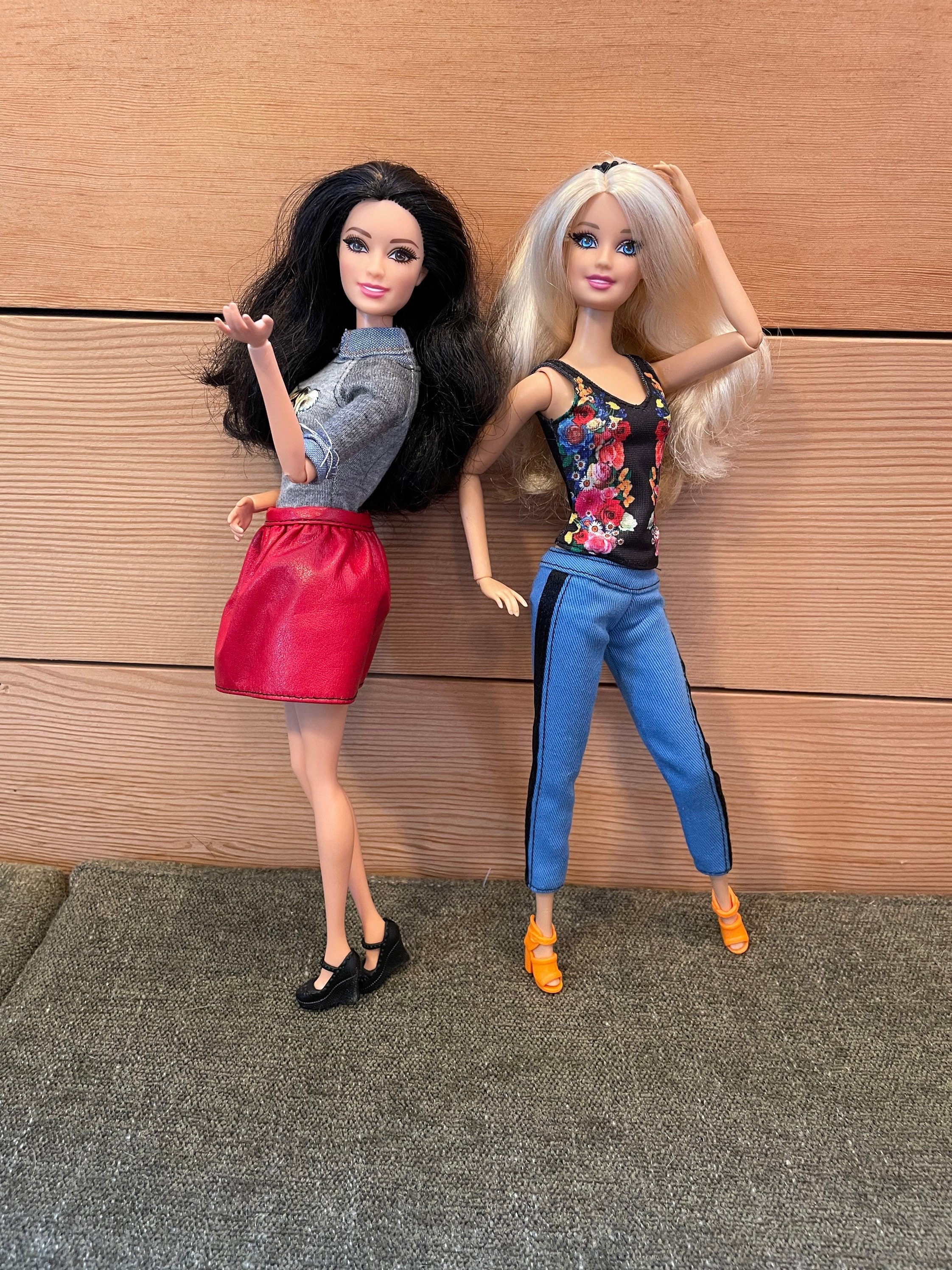 2014 Barbie Style Stylin Friends Barbie et Raquelle difficile de trouver HTF portant la plupart de leurs tenues originales Chaussures de remplacement