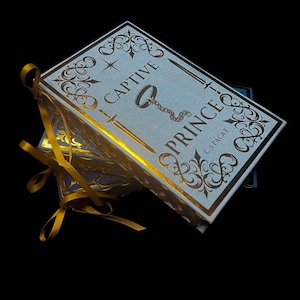 PREORDEN Corsé encuadernado a mano Spine Captive Prince de CS Pacat