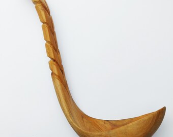 Cucharón de madera hecho a mano con diseño de chevron.