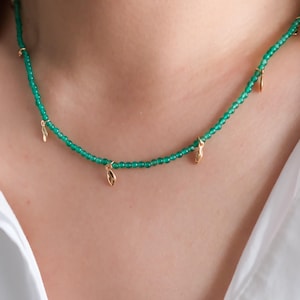 Halsband med naturlig jadepärlor, Halsband med små jadepärlor, Halsband med bladguld, Halsband med choker, Halsband för kvinnor
