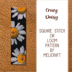 Könnte beinhalten: Ein digitales Muster für ein Perlenarmband mit einem weißen Gänseblümchen-Design mit gelben und orangefarbenen Zentren auf schwarzem Hintergrund. Das Muster trägt den Titel "Crazy Daisy" und ist für quadratischen Stich oder Weben geeignet. Das Muster stammt von Melicraft.
