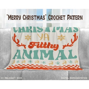 Puede incluir: Un patrón de crochet para una manta con el texto "Christmas Ya Filthy Animal" en una fuente de estilo vintage. La manta es blanca con acentos rojos y verdes.