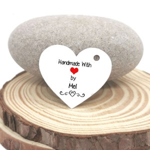 Personalizado 'Hecho a mano con amor' etiquetas en forma de corazón / Ganchillo / Punto / Craft etiquetas de etiqueta / crochetado por tejido por horneado por etiquetas / 35 mm de corazón etiquetas