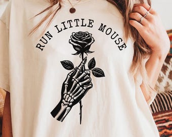 Camiseta Run Little Mouse Comfort Colors, Camiseta Haunting Adeline, Camiseta Run Little Mouse, Camiseta Spicy Book, Gato y ratón, Romance oscuro