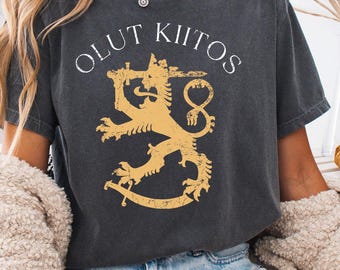 Chemise finlandaise Olut Kiitos, cadeaux lion couronné, humour finlandais, tshirt finlandais Suomi Finlande T-shirt Suomi cadeau pour finlandais couleurs confort finlandais