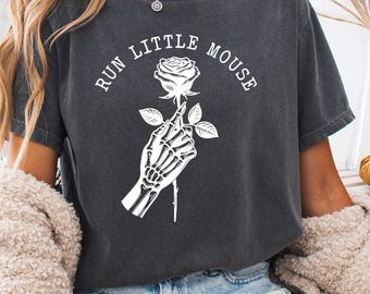 Camiseta Run Little Mouse Comfort Colors, Camiseta Haunting Adeline, Camiseta Run Little Mouse, Camiseta Spicy Book, Gato y ratón, Romance oscuro