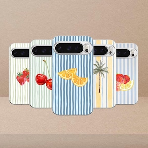 Op de afbeelding: Vijf telefoonhoesjes met kleurrijke fruitontwerpen. De hoesjes hebben aardbeien, kersen, sinaasappelschijfjes, een palmboom en aardbeien met citroenpartjes. Elke hoes heeft een andere gestreepte achtergrond.