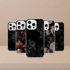 Op de afbeelding: Vijf telefoonhoesjes met bloemmotieven. De hoesjes hebben zwarte achtergronden met verschillende bloempatronen in tinten zwart, wit en bruin. De hoesjes zijn in een rij gerangschikt en tonen de verschillende ontwerpen.