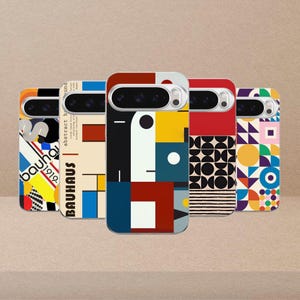 Op de afbeelding: Een verzameling van vijf telefoonhoesjes met kleurrijke, geometrische ontwerpen. De hoesjes hebben verschillende patronen, waaronder Bauhaus-geïnspireerde graphics, abstracte vormen en gedurfde kleurblokken. Elke hoes heeft een camera-uitsparing aan de bovenkant.