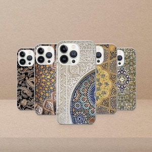 Peut inclure: Cinq coques de téléphone avec des motifs complexes. Les motifs comprennent des motifs cachemire, des formes géométriques et des détails architecturaux. La palette de couleurs comprend des tons or, bleu et crème, offrant une variété d'options esthétiques.