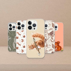 Op de afbeelding: Een verzameling telefoonhoesjes met verschillende ontwerpen. De hoesjes tonen illustraties van eekhoorns, bloempatronen en botanische motieven in bruin-, groen- en perziktinten. De hoesjes worden gepresenteerd tegen een neutrale achtergrond.