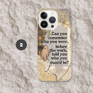 Pode incluir: Capa de telefone com um design vintage. Apresenta uma colagem de recortes de jornais, uma ilustra&ccedil;&atilde;o de fantasma e o texto "Can you remember who you were before the world told you who you should be?"