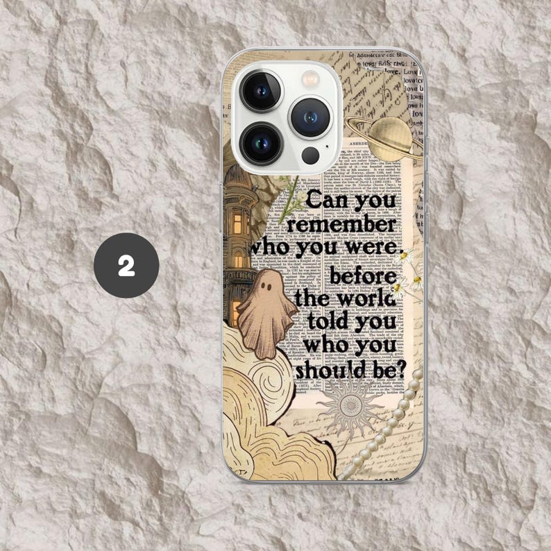 Pode incluir: Capa de telefone com um design vintage. Apresenta uma colagem de recortes de jornais, uma ilustra&ccedil;&atilde;o de fantasma e o texto "Can you remember who you were before the world told you who you should be?"
