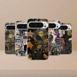 Può includere: Una collezione di custodie per telefoni con design a collage. Le custodie presentano immagini di corvi, cervi e testo tra cui "I WANT TO BELIEVE", "DEAD END" e "CLOSE AREA". La tavolozza dei colori include nero, marrone e beige.