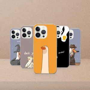 Puede incluir: Cinco fundas para teléfono con diseños de gansos de dibujos animados. Las fundas presentan varios colores, incluyendo naranja, negro y gris. Cada funda tiene una ilustración de ganso única, con texto como "you okay?" y "duck y".