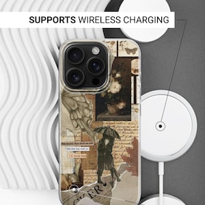 Pode incluir: Capa de telefone transparente com um design de colagem vintage. O design inclui um casal sob um guarda-chuva, flores e borboletas. A capa suporta carregamento sem fio. O texto na capa diz "Supports Wireless Charging" e "Sides are not printed."