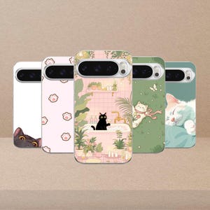 Puede incluir: Cinco fundas para smartphone con ilustraciones de gatos. Los diseños incluyen un gato negro asomándose, huellas de patas rosas, un gato negro en una bañera rodeado de plantas, un gato crema en un campo verde y un gato blanco durmiendo.