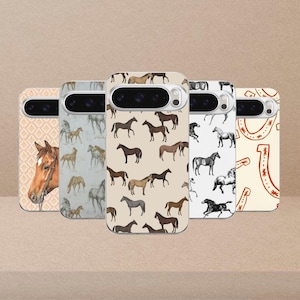 Può includere: Una collezione di cinque custodie per telefono con disegni a tema cavallo. Le custodie presentano vari motivi, tra cui teste di cavallo, sagome di cavalli e un ferro di cavallo. La palette di colori include beige, marrone e bianco.