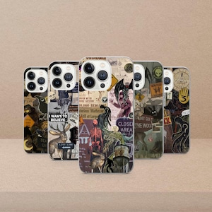 Op de afbeelding: Een verzameling telefoonhoesjes met collage-ontwerpen. De hoesjes tonen verschillende afbeeldingen, waaronder een skelet, een hert en tekst zoals "I Want to Believe" en "Close the Wood Area". De hoesjes hebben een vintage, scrapbook esthetiek.