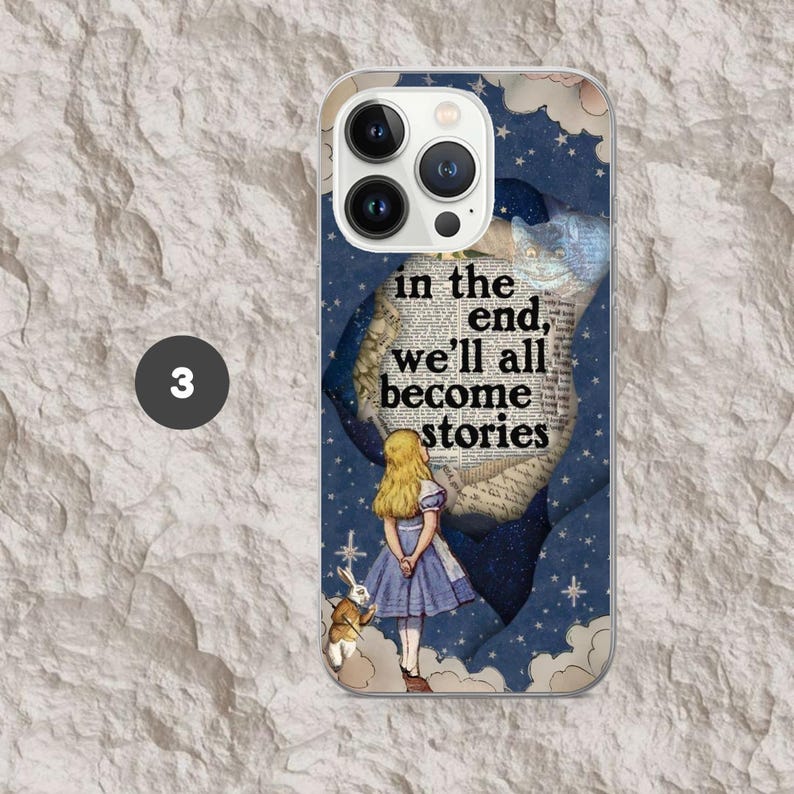 Pode incluir: Capa de telefone transparente com um design inspirado em Alice no Pa&iacute;s das Maravilhas. A capa tem um fundo azul com nuvens brancas e estrelas. A imagem inclui Alice, um coelho e o texto "in the end, we'll all become stories."