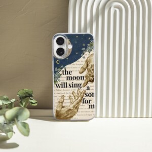 Pode incluir: Capa de telefone transparente com um design celestial, incluindo uma lua crescente e estrelas. A capa tem uma est&eacute;tica vintage com uma colagem de m&atilde;os e o texto "the moon will sing a sor for m".