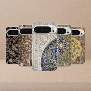Peut inclure: Cinq coques de téléphone avec des motifs uniques. Les coques présentent des motifs complexes, notamment des motifs cachemire, des mosaïques et des détails architecturaux. Les couleurs incluent le noir, l'or, le bleu et la crème. Les coques sont disposées en rang.