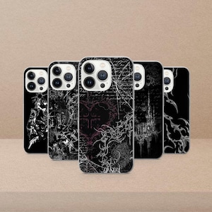 Puede incluir: Una colección de cinco fundas de teléfono negras con diseños góticos. Cada funda presenta ilustraciones únicas en blanco y gris, incluyendo una cruz, telarañas y elementos arquitectónicos. Las fundas están dispuestas sobre un fondo neutro.