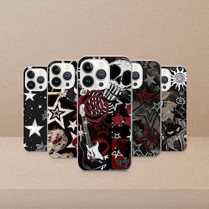 Pode incluir: Uma coleção de capas de telefone com vários designs. As capas apresentam um fundo preto com estrelas brancas, um design vermelho e preto com estrelas e uma guitarra, uma caveira e outros padrões gráficos. As capas são projetadas para um smartphone.