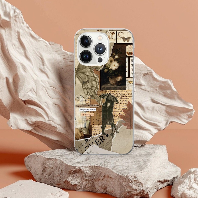 Pode incluir: Capa de telefone transparente com um design de colagem. O design inclui uma asa de borboleta, ilustra&ccedil;&otilde;es florais e uma silhueta de um casal sob um guarda-chuva. A palavra "Lover" &eacute; vis&iacute;vel.