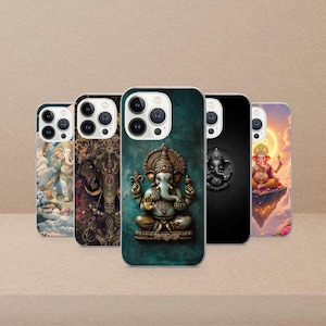 Puede incluir: Cinco fundas para teléfono con ilustraciones del dios hindú Ganesha. Las fundas presentan diversos estilos artísticos, incluyendo una funda turquesa con un Ganesha en 3D y otras con colores vibrantes y diseños intrincados.
