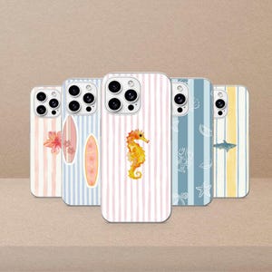 Può includere: Cinque custodie per telefoni con disegni a tema spiaggia. Le custodie presentano strisce verticali rosa, blu e gialle, con illustrazioni di cavallucci marini, tavole da surf, fiori e altri elementi oceanici. Le custodie sono realizzate in materiale lucido.