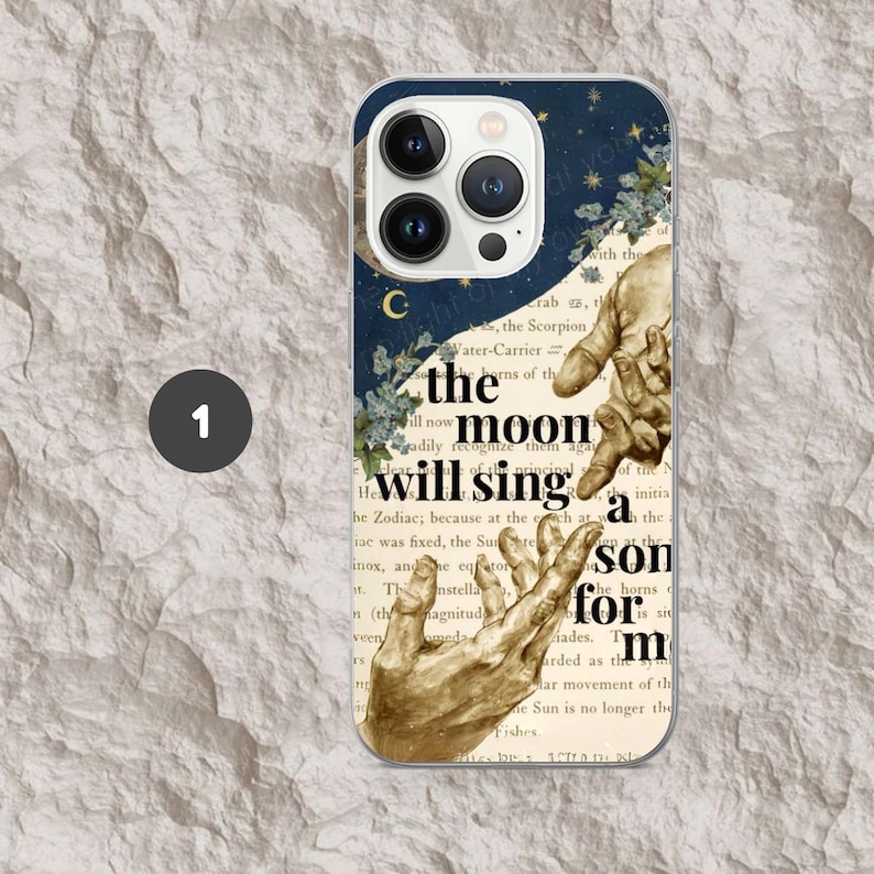 Pode incluir: Capa de telefone com um design celestial. A capa apresenta um fundo azul escuro com uma lua crescente e estrelas. O design inclui uma ilustra&ccedil;&atilde;o vintage de m&atilde;os e o texto "the moon will sing a son for m".