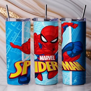 Pu&ograve; includere: Tre bicchieri in acciaio inossidabile con Spider-Man. Ogni bicchiere ha uno sfondo blu con un design di paesaggio urbano e una raffigurazione di Spider-Man in azione. Il logo Marvel e il testo "Spider-Man" sono ben visibili.